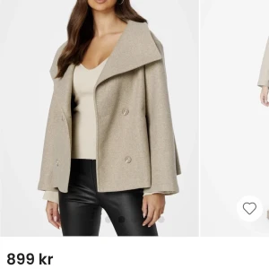 Kort Kappa Bubbleroom  - Helt ny kort kappa från Bubbleroom. Säljer pga för stor, prislapp kvar💗storlek 34 men skulle säga att den passar en 36/38 mer i storleken. Slutsåld i denna storlek🫶🏼