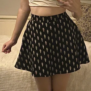 Kjol från Lindex Kids med milkshakes på - Kjol i strl 158/164 Kids. Mönster med milkshakes i olika färger. Bra skick! Säljes för att jag glömt av och inte längre använder. Passar som en xs också