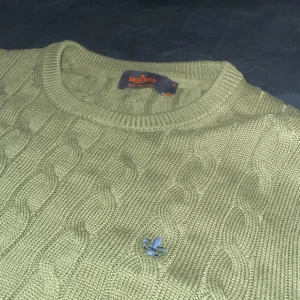 Morris stickad - Fet morris stickad tröja. Helt perfekt condition. Förut lite missförgning vid armhålan inge man märker vid använding dock. Sitter tight vid nacke, midja och habdled som gör att det sitter perfekt som s och m