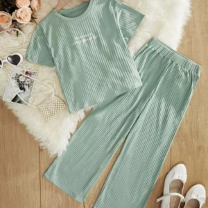 Blå set för barn - Helt ny blå set för barn 11-12 år. Helt ny set och prislapparna sitter fortfarande kvar.