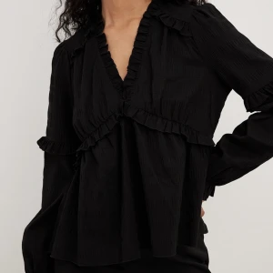 NA-KD blus - Jätte fin svart blus ifrån NA-KD❤️ säljer eftersom den inte kommer till användning längre(ordinarie pris 399!!!)