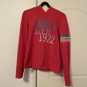 Rosa hoodie från hollister  - Fin rosa hoodie från hollister. I fint skick samt är en tunn hoddie