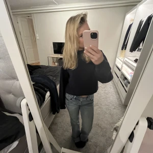 Tjocktröja - Mörkblå tjocktröja från weekday, jättemysig💓