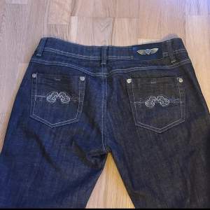 Säljer dessa så fina lågmidjade jeans eftersom att de inte kommer till användning . Midjemått : 37cm innerbenslägnd: 80cm