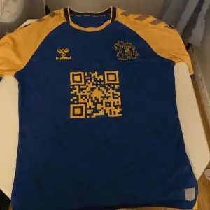 Hashtag United shirt from the 2021/22 season with a QR code which is hard to find. The QR code scans to their sponsor UFL. Condition: 8/10