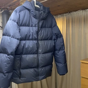 Calvin Klein vinterjacka - Lite missfärgad på framsidan (bild 1), äkta dun, passar även L, nypris 2500. 