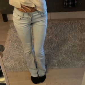 Ljusblå bootcut jeans - Säljer mina ljusblåa low waist bootcut jeans som jag köpte i grekland. Dessa finns inte att få tag på i sverige och har bara används 2 gånger. De är i 36 men passar mig som har 34. Nypris: 600
