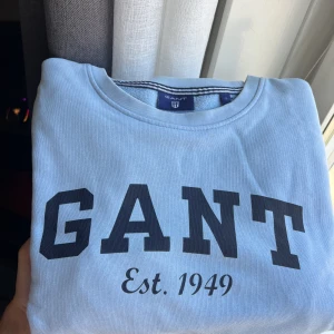 Gant Hoodie - Hej! Säljer en ljusblå Gant Hoodie i storlek S. Ljuset på bilderna är missvisande men tröjan är fin ljusblå färg! Den är bra skick utan märken.  Hör av dig vid frågor!