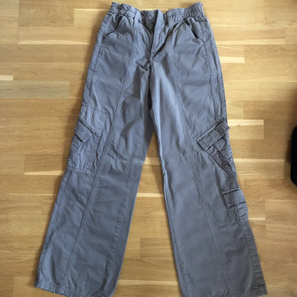 Grågröna low waisted cargobyxor i XXS. Jeans & Byxor.