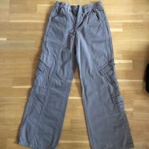 Cargobyxor low waist - Grågröna low waisted cargobyxor i XXS