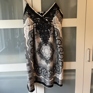 Vintage klänning - Cool vintage klänning från Vila i mycket bra skick! Så många fina detaljer! 