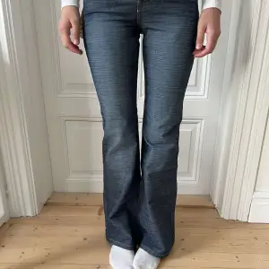 Oanvända jeans från Sharp Arrow i storlek 27. Midjemått 34 cm. Total benlängd 104 cm. Skulle säga att dom passar en XS för har S i vanliga fall och dom var lite för småa för mig. Är 170 cm lång och dom va bra längd. 