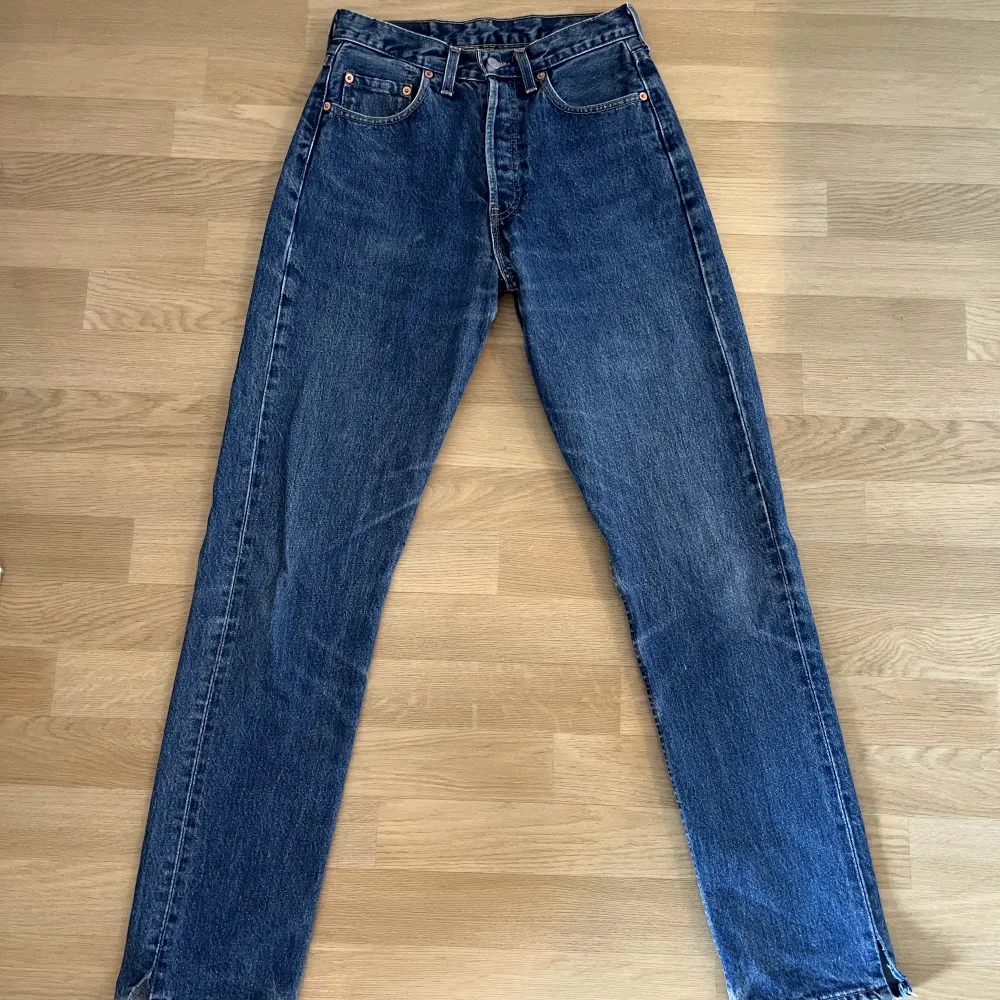 Levi’s 510 raka jeans, storlek W30L34. De är köpta för länge sen så tecken på andväning finns men de är hela. De är uppklippta ca 4 cm vid foten på båda sidor.. Jeans & Byxor.