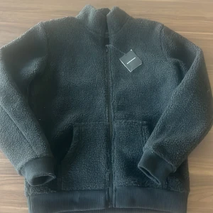 PeakPerformance Fliströja  - Säljer min peakperFormance fliströja! Helt oanvänd. Super fin! 