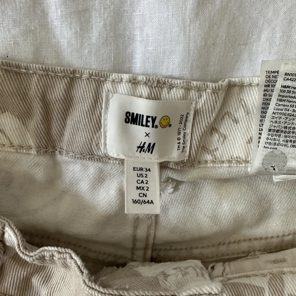 Säljer dessa byxor som använts endast 1 gång innan. Bra skick.. Jeans & Byxor.
