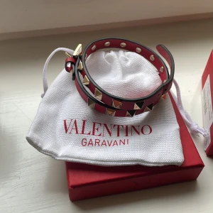 Dubbel valentino armband - Så fint armband, säljer då det inte kommer till användning💕köpt på Nk💕kan mötas upp o även frakta💕vid flera frågor är det bara att fråga💓nypris 3375kr💕toppen skick, och extra nitar medföljer 