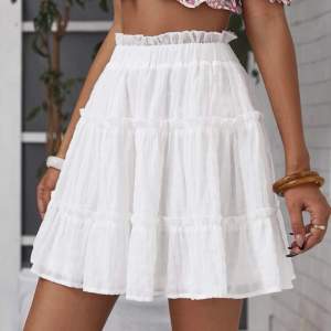 Säljer min vita kjol från SHEIN! Säljer pga att den knappt användas, dvs nyskick.🤍