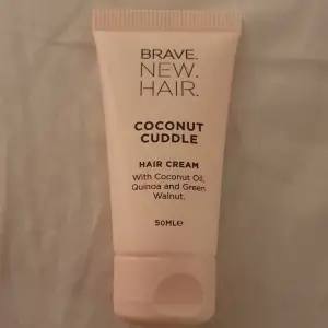 BRAVE NewHair coconut cuddle återfuktande hårkräm berikad med kokos, quinoa & grön valnöt. Krämen vårdar, mjukgör & återfuktar håret utan att tynga ned. lämpling för alla hårtyper, särskilt skadat eller färgat hår som behöver glans & mjukhet   pris 60kr