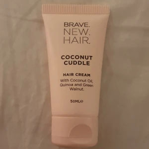 BRAVE NewHair  - BRAVE NewHair coconut cuddle återfuktande hårkräm berikad med kokos, quinoa & grön valnöt. Krämen vårdar, mjukgör & återfuktar håret utan att tynga ned. lämpling för alla hårtyper, särskilt skadat eller färgat hår som behöver glans & mjukhet   pris 60kr
