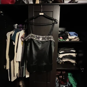 Superfint och coolt linne med detaljer💞 - Svart linne med detaljer💞