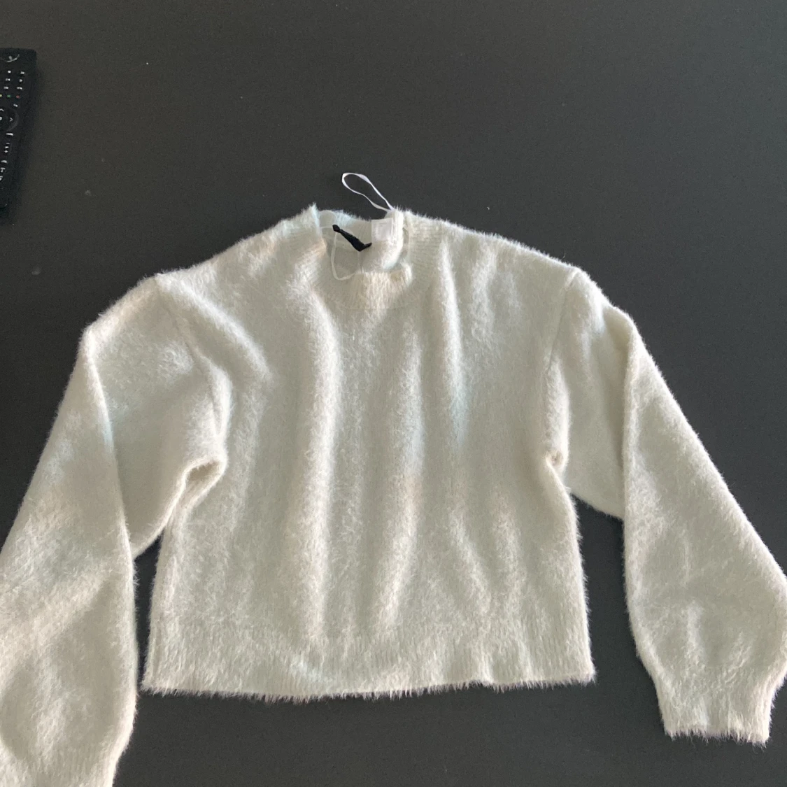 En vit lurvig tröja