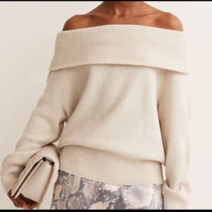 Offshoulder tröja  - En stickad offshulder tröja från hm, köpte den här ifrån men den va för stor. 