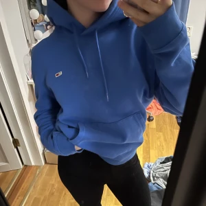 Hoodie från Tommy hilfiger - Jätte fin blå hoodie från Tommy holfiger. Är i storleken M men krympte första gången jag tvättade den så passar som S-XS❤️ Orginalpris: 1099kr