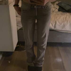 Fina Lågmidjade jeans, andvänder dom typ aldrig därför jag säljer dom, dom är i storlek xxs men passar mig som har xs/s🙌🏼💞 kostar 400 kr nya lägg gärna prisförslag