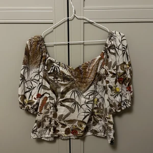 Linne blus - Passar dig som har S/M. Använd några gånger, men i god skick. 