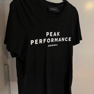 Hej! säljer nu denna tshirt från Peak Performance då jag tyvärr växte ur den fort. Den är i nyskick och knappt använd. Jag köpte den på Boozt.  Hör av dig vid frågor