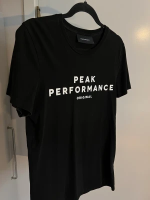Peak Performance T-shirt - Hej! säljer nu denna tshirt från Peak Performance då jag tyvärr växte ur den fort. Den är i nyskick och knappt använd. Jag köpte den på Boozt.  Hör av dig vid frågor