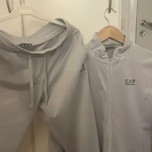 EA7 dress i storlek S, köpt i Jd sport ungefär för 1,200 kr. Den är slutsålt.  Säljer den pågrund av lite andvändning och det är inga fel på den. Pris kan diskuteras.