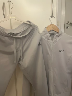 EA7 dress - EA7 dress i storlek S, köpt i Jd sport ungefär för 1,200 kr. Den är slutsålt.  Säljer den pågrund av lite andvändning och det är inga fel på den. Pris kan diskuteras.
