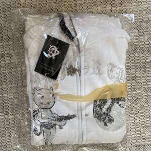 En vit zip hoodie från Aim for the moon, helt oanvänd i storlek L (Har även svarta i M, se annan annons) 