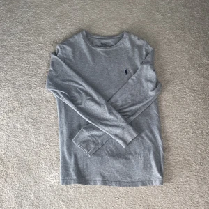 Polo Ralph lauren tröja  - Riktigt snygg polo Ralph lauren tröja som passar typ 164-170. Den är knappt använd 🔥🔥. Hör av er vid frågor