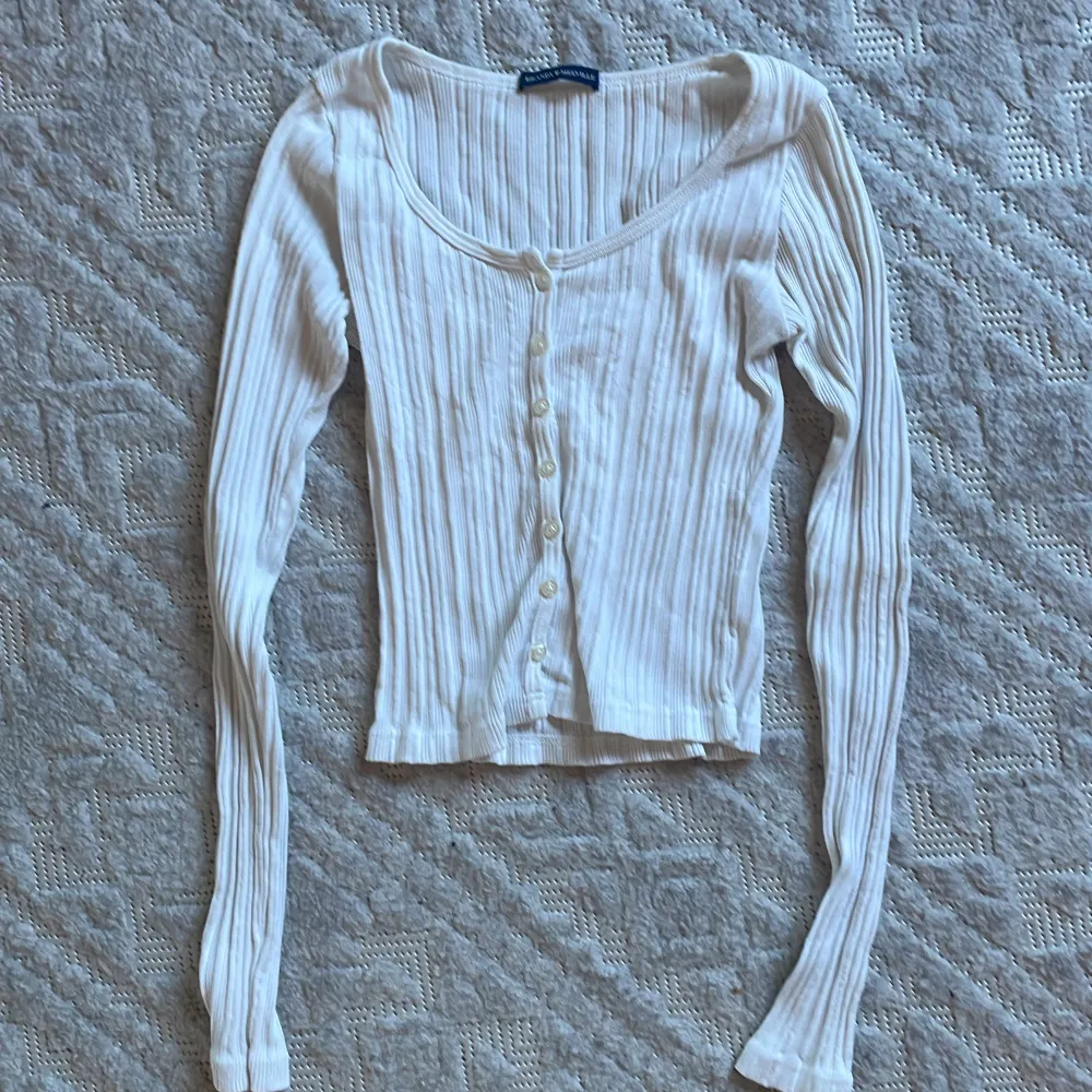 SKITSNYGG tröja med knappar från Brandy Melville i storlek XS/S❤️ säljer pga den aldrig kommer till användning, så den är i nyskick. Nypris 250kr. Tröjor & Koftor.
