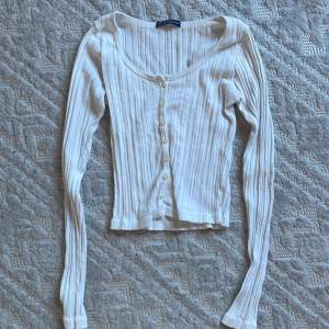 SKITSNYGG tröja med knappar från Brandy Melville i storlek XS/S❤️ säljer pga den aldrig kommer till användning, så den är i nyskick. Nypris 250kr