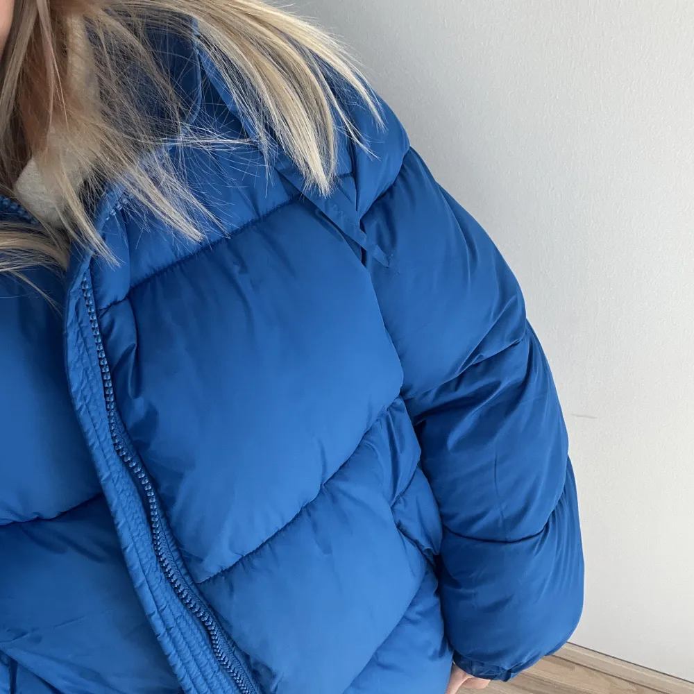 En blå tjock vinterjacka från H&M. Använd ett fåtal gånger så i väldigt bra skick. Storlek XL (ville ha den oversize o stor) och säljer för 150kr 💙💙 . Jackor.