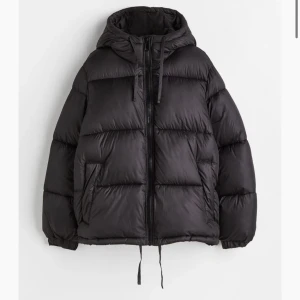 Puffer jacket - Jättefin varm pufferjacket från h&m. Säljer då jag hade velat ha en storlek mindre. Det finns snörning vid huvan och midjan ifall man vill dra åt. Skicka för fler bilder. Nypris 549kr. Pris jag säljer för går att diskutera💕