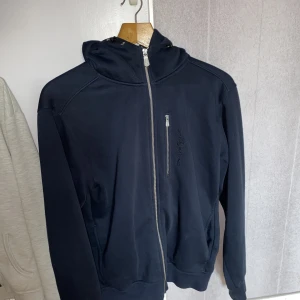 Sail racing hoodie  - Säljer min sail racing hoodie för att jag inte använder den längre, mycket bta sick nypris är 1500kr. Pris kan diskuteras 