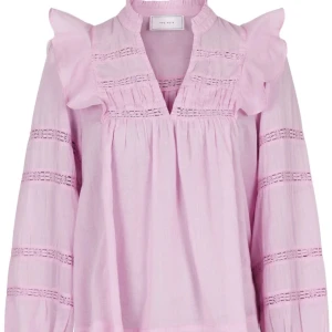 Neo noir blus - Super supersöt blus från Neo Noir! 🥰Köptes i somras för 749kr. Endast använd 4 gånger så den är i nyskick. Passar mig som har storlek xs men passar även S🫶🏻kontakta för frågor 