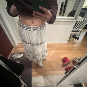 långkjol från Zara - lång kjol från ZARA. Jag är 172 cm lång och den går ner hela vägen till marken! Passar från alla mellan xs-m. Kjolen är i storlek xs men jag är egentligen mellan m-l och den passar- extremt stretchig. Nypris 700 kr. Använd en gång på i sommar. 