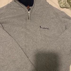 Stickad zip tröja - Stickad grå tröja från bondelid, använd några gånger men den är i fint skick. Storlek medium