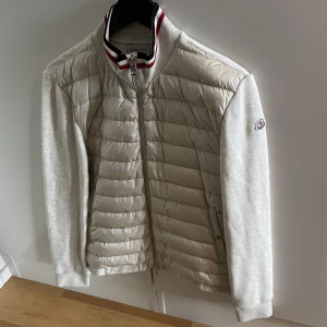 Moncler cardigan  - Säljer en Moncler cardigan som är i väldigt bra skick! Storlek L men sitter som M!  Hör gärna av dig om du har frågor!