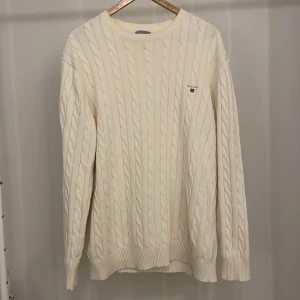 Kabelstickad gant tröja - Cream white/ ljus beige kabelstickad gant tröja i storlek 2XL men sitter mer som en XL. Nypris ca 1400kr. Den är i utmärkt skick och har inga hål eller andra defekter. Den är gjord av 100% bomull. Hör av dig om fler bilder eller frågor!
