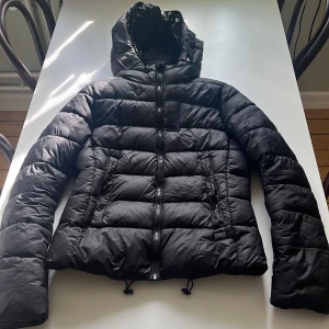 Vinterjacka  - Svart vinterjacka från G-Star. Är ett hål på baksidan i sömnen i vänster armen (Se bild)