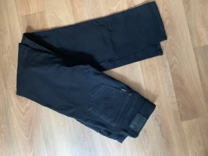 Levi’s slimfit jeans - Använda ett par gånger, tvättade kanske två gånger, nypris 950kr, strechjeans 712 slim stl 25