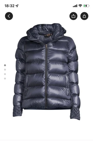 Jacka - Fin Colmar jacka som är bra nu inför vintern. Har har haft den i ett år, köpt för 5000 kr , inga skador, strl 32 passar xs, s. Hör av dig vid fler frågor💗  (en vän hjälper mig sälja denna på en annan profil också)