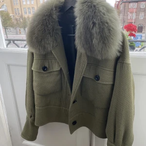 Som ny grön Meotine Charlie Jacket - En olivgrön Meotine jacka i ullmix med äkta pälskrage. Superfin och mysig med kragen, skulle säga att den passar både till höst och vinter.  Storleken är XS/S och modellen heter ”Charlie Jacket”, nypriset låg på ca 2500kr och går ej att köpa idag💚💚🫶🏼