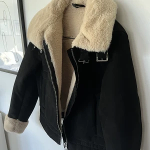 Vinter jacka  - Hej alla fina, säljer min jacka som jag köpte på h&m förra året, den finns inte att köpa längre och är aldrig använd, det svarta är i mocka och vita är i fluff, perfekt för både hösten och vintern.💗